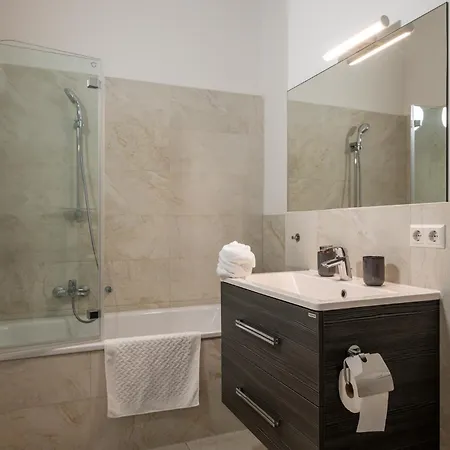 Apartment Sweethome - Luxus Pur - Grosse Kueche, Terrasse, Stellplatz, Wifi Halle (Saale)